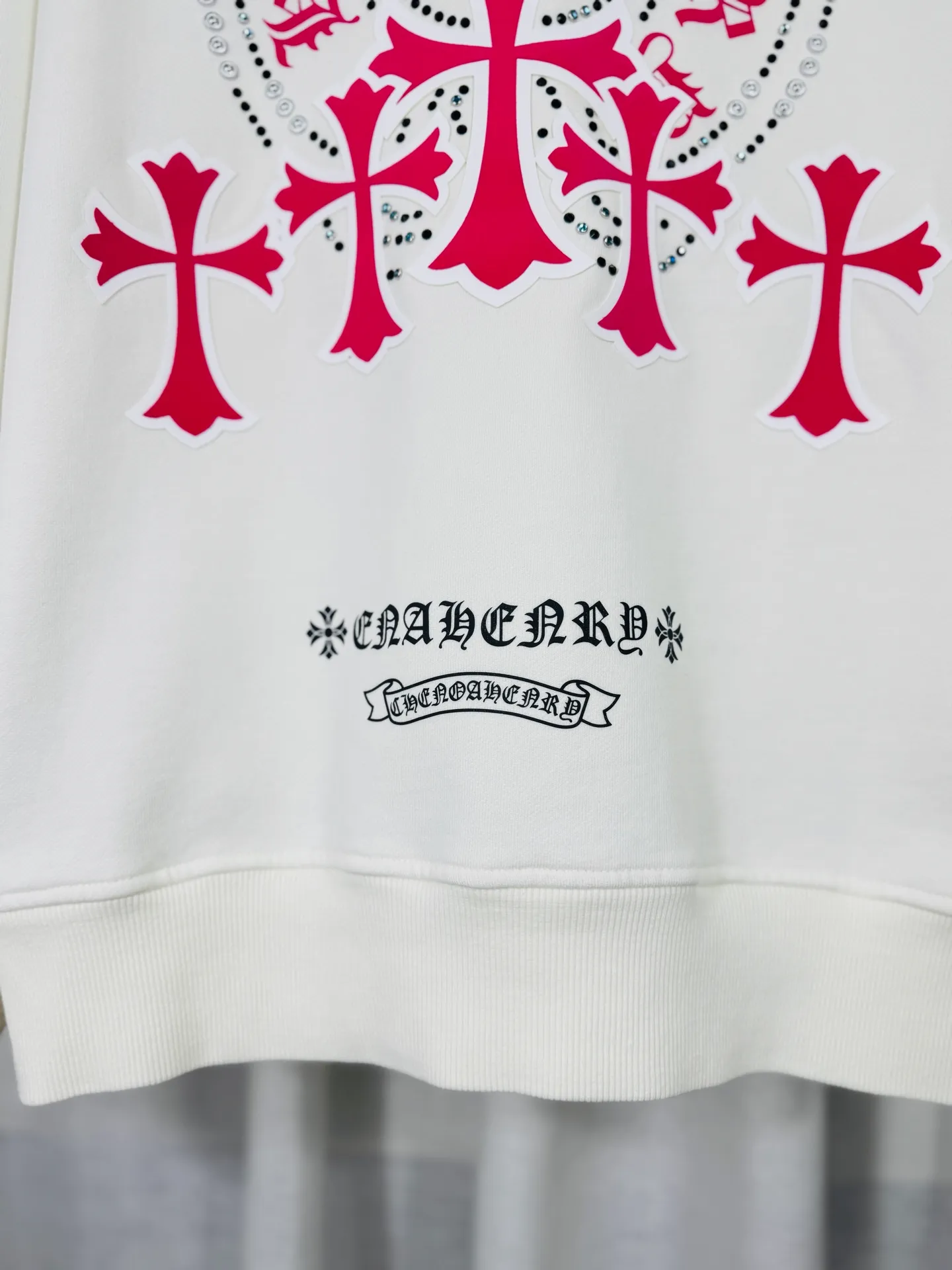P260 top version, real shot without P, ​​different from market currency) 𝗖𝗵𝗿𝗼𝗺𝗲 𝗛𝗲𝗮𝗿𝘁𝘀/Cro Heart 2025 Reflective Embroidery Beads Compass Embroidery Autumn and Winter New Original Counter American Laser Burnt 3D Diamond Embroidery Couple Casual Sweater 👑The highest version! Customized fabric 420g tripe terry fabric! American acid-washed and distressed original fabric laser burnt ✟appliqué embroidery and exquisite embroidery of letters! The best-selling model in the counter, very comfortable to wear. Accessories: original molded and authenticated collar label➕100% silk wash label. Genuine purchase-grade original hangtag➕matching hanging rope➕3D hanging beads➕original packaging bag. Craftsmanship: The original version has consistent wiring! The highest version of the armhole matching technique! Color: Black White Size: S M L XL Style No.: 9321